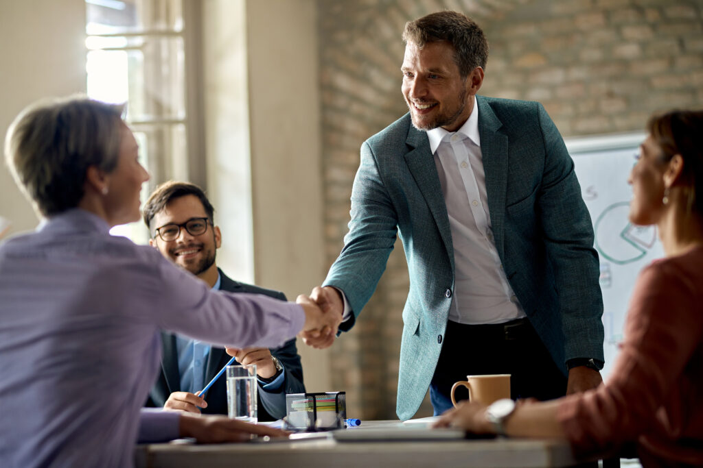 i-colleghi-di-lavoro-si-stringono-la-mano-durante-una-riunione-ufficio-il-focus-e-su-un-uomo-d-affari 2